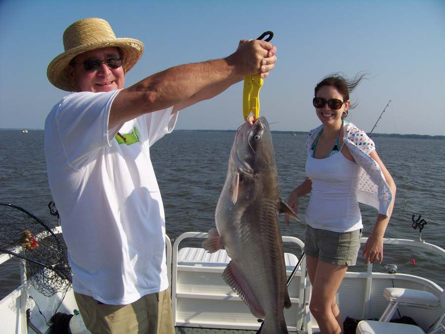 Tom shows off a nice 16 lb. blue so Amber doesn't have to touch him!
6-1-08