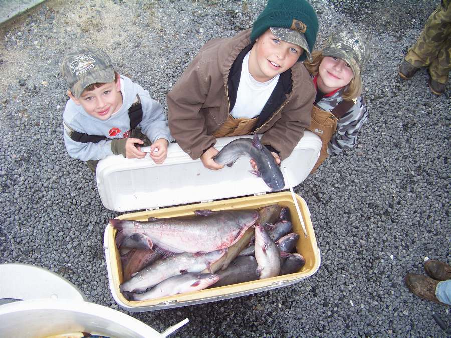 Jackson (5yrs. old), Hart (10yrs. old), and Payton (6yrs. old) showed us old men how to fill the box with 19 lake moultrie blues.  The biggest fish was 23+ lbs.   12-6-08 