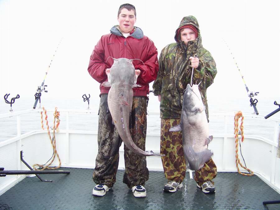 DALTON AND RICHARD WITH A 34 AND A 38 POUNDER.  THEY LANDED 5 FISH OVER 30 POUNDS TODAY INCLUDING A 45 POUNDER AND A 51 POUNDER.  TWO SUPER COOL KIDS IN MY BOOK!  2-14-09