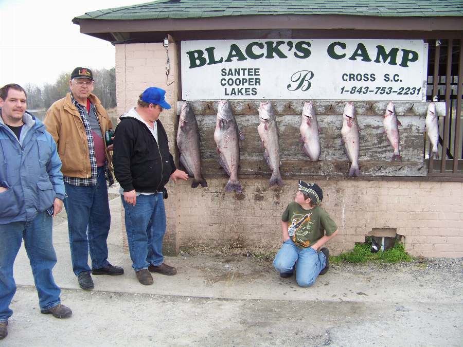 THE KING FAMILY FOUND OUT THAT FULL MOON + NO WIND = VERY FEW FISH BUT STILL MANAGED TO BOAT OVER 100 LBS. INCLUDING A 26 AND A 27 POUNDER!  2-9-09
