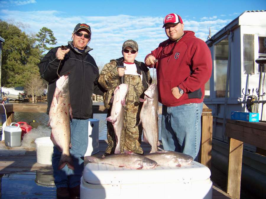 QUE, QUE, AND QUINN SHOW OFF THE ONLY 5 FISH OF THE DAY.  HIGH MUDDY WATER, FREEZING TEMPS. AND 2 DAYS AFTER FULL MOON  DIDN'T HELP.  1-2-10 