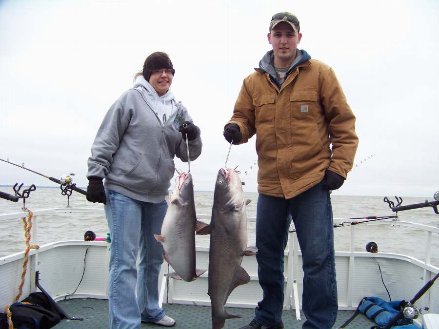 DONNIE JR. AND HIS WIFE LAND A DOUBLE WITH A 16 AND 22 POUNDER ON 1-23-10   ALL FISH WERE RELEASED TODAY