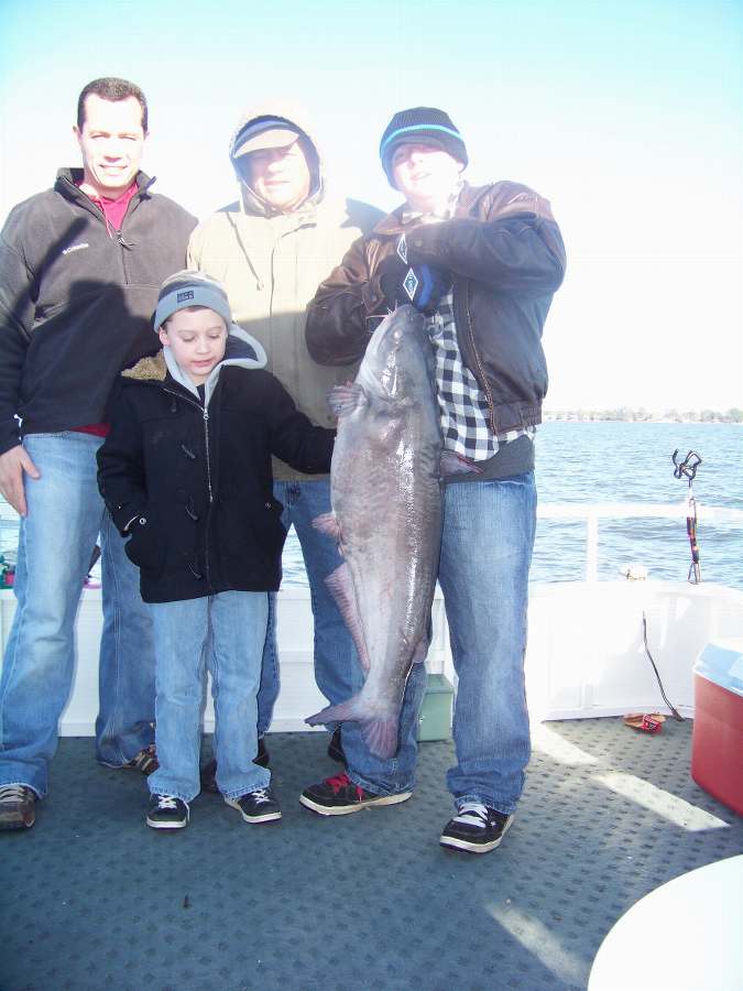 THE DITMARS WITH THE BIGGEST OF 8 FISH FOR THE DAY AT 32 POUNDS.  12-22-09