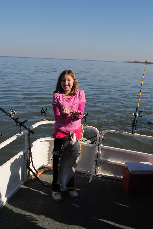 MAKENZIE WITH HER BIGGEST FISH OF THE DAY ON 12-31-10